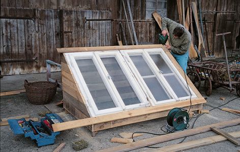 Frühbeet-Aufsatz aus alten Fenstern und Brettern selber bauen