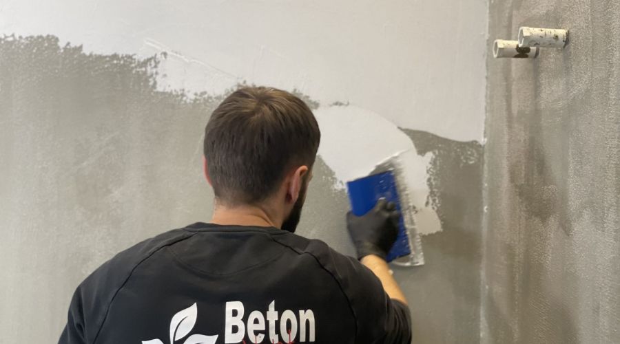 Mann erstellt fugenloses Bad mit Beton