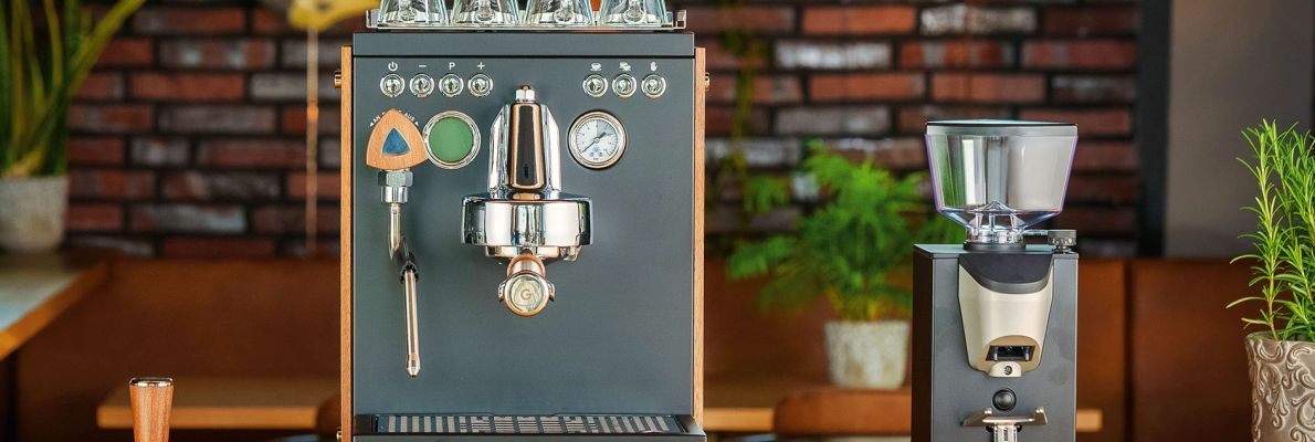 ^Siebträger-Kaffeemaschine und Kaffeemühle