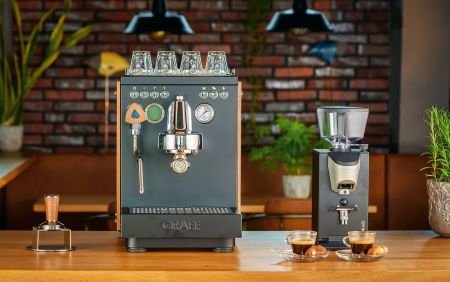 ^Siebträger-Kaffeemaschine und Kaffeemühle