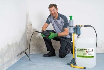 Handwerker bei der Mauerwerksinjektion