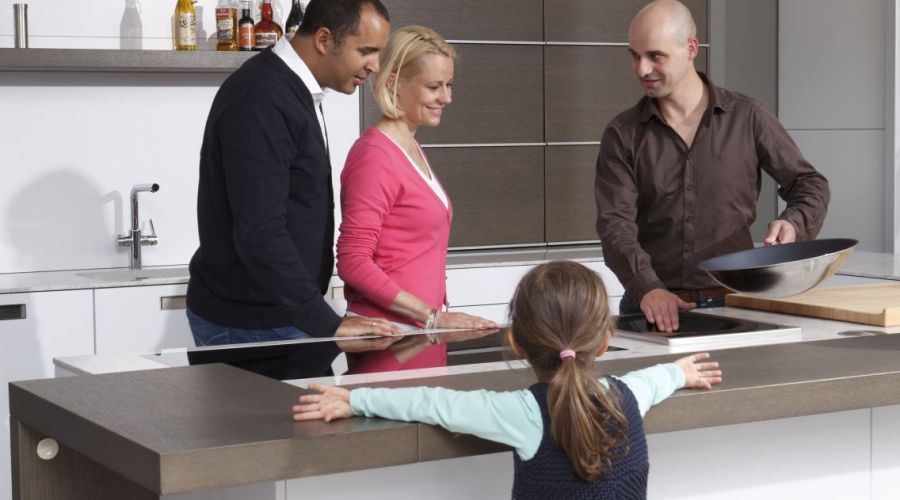 Familie mit Küchenberater in der Küche