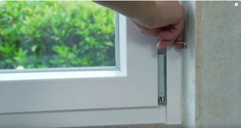 Das Fenster wird mit einem Inbusschlüssel am unteren Scharnier angehoben.