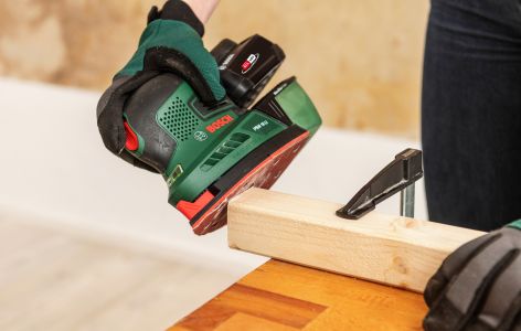 Schleifgerät bearbeitet Holz.