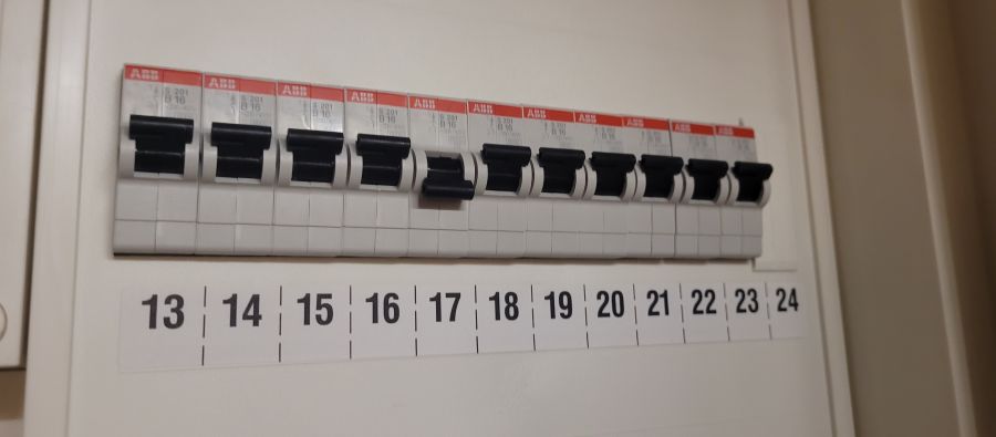 Schalter im Sicherungskasten, einer davon ist nach unten geklappt