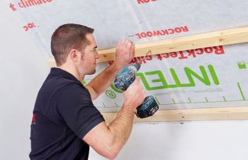 Konterlattung für Untersparrendämmung anbringen