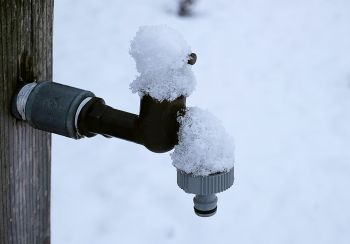 Schneebedeckter Wasserhahn