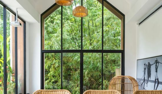 Großes Fenster mit Blick ins Grüne