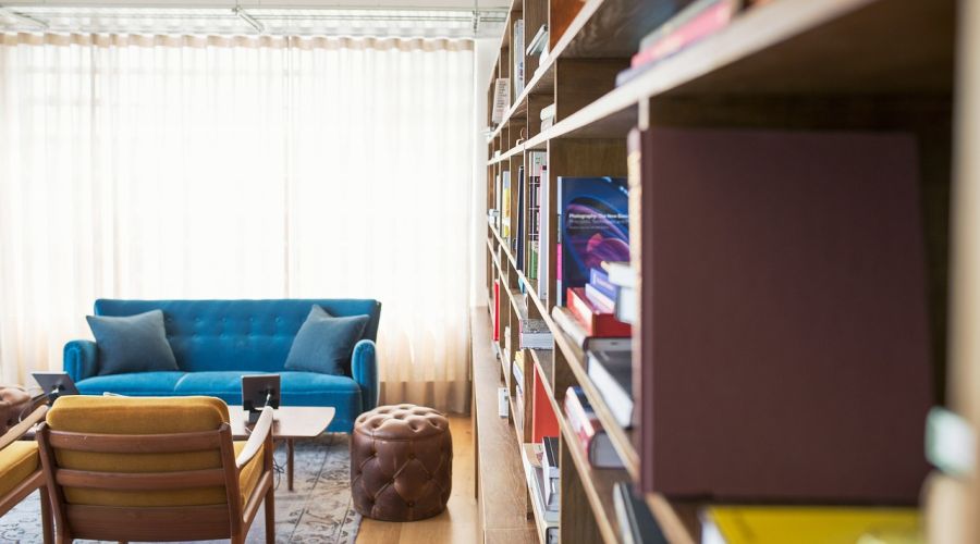Bücher im Bücherregal