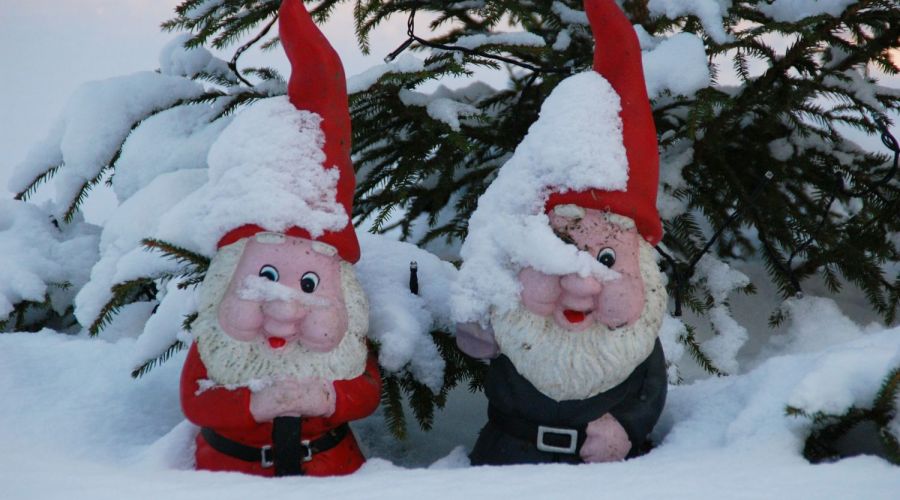 Schneebedeckte Gartenzwerge