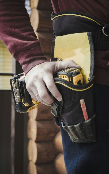 Nahaufnahme eines Bauhelfers mit Werkzeug