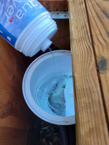 Wintermittel Pool ins Poolwasser geben