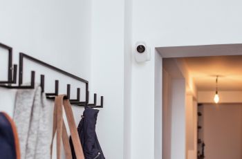 Innenkamera überwacht Flursituation