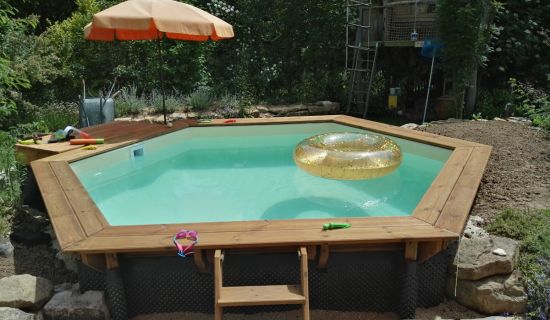 Holzpool fertig mit Wasser