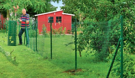 Gitterzaun wird entlang des Gerüsts aufgespannt