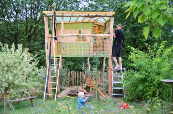 Spielgarten für Kinder mit Baumhaus