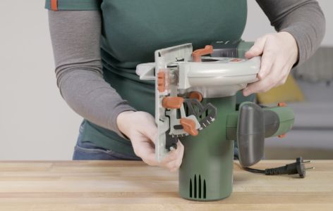 Blick auf die Skala einer Kreissäge