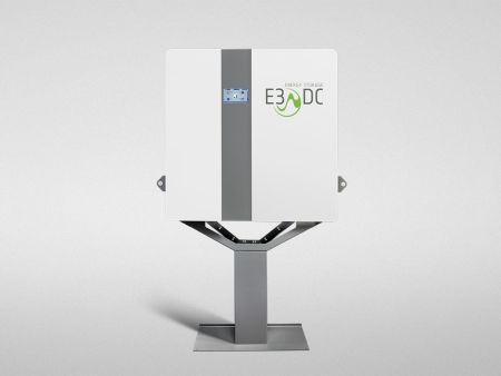Ein weiß-grauer Stromspeicher der Marke E3DC, montiert auf einem Standfuß, wird vor einem neutralen Hintergrund präsentiert.