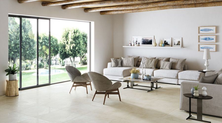 Wohnzimmer mit niedriger Decke und Holzbalken