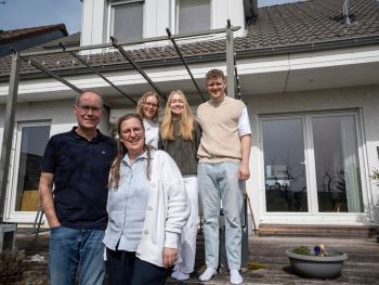 Familie Schmidt vor ihrem Haus