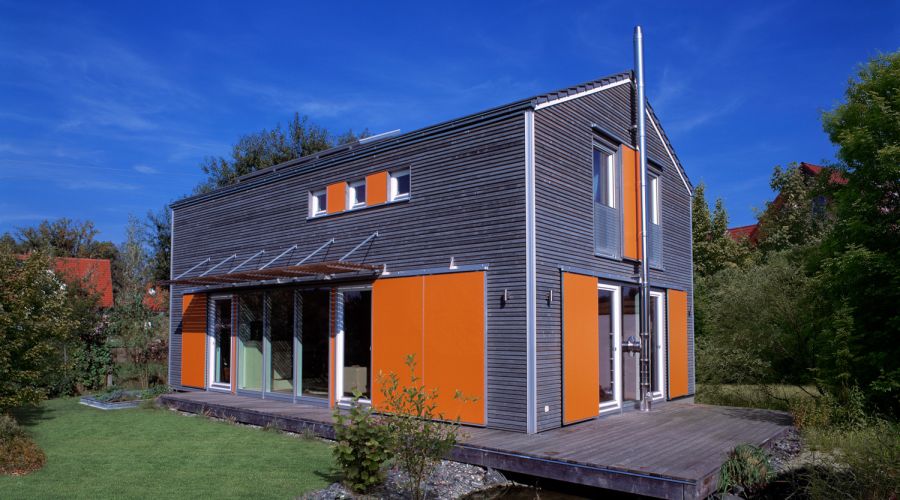 Holzhaus grau orange