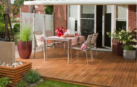 Holzterrasse mit Gartentisch und Stühlen