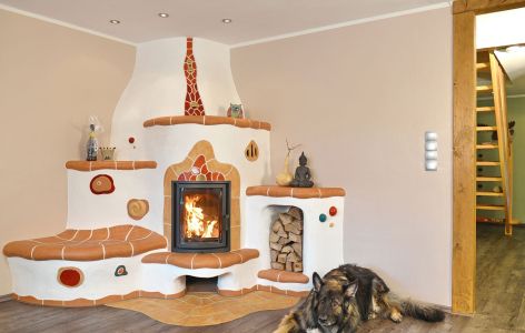 traditioneller Kachelofen