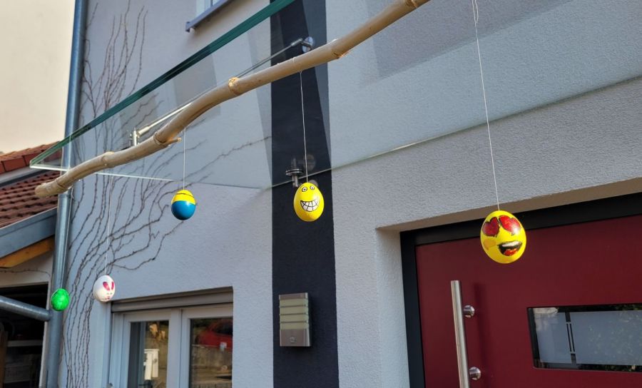 hauseingang osterdeko selber machen für draußen außen Ostern windspiel Mobile