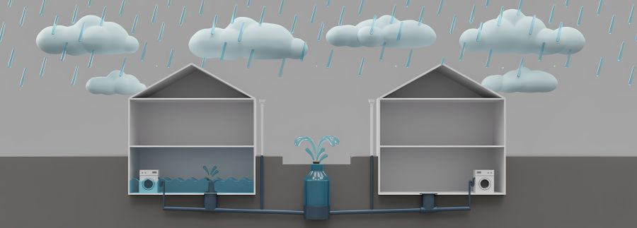 Eine Infografik zeigt zwei Häuser, die an ein zentrales Kanalrohr angeschlossen sind. Während es regnet, staut sich das Wasser im Kanal und drückt in das linke Haus, dessen Keller überflutet wird. Das rechte Haus bleibt dank einer Schutzvorrichtung trocke