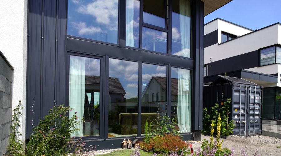 Frontalansicht Haus, im Vordergrund blüht Lavendel