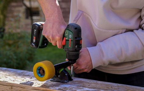 Eines Longboards werden an den Balken geschraubt.