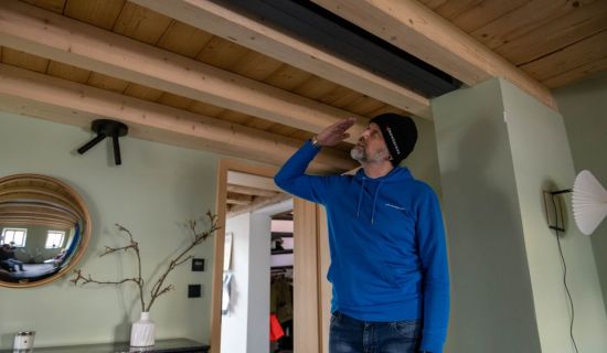 Mann blickt an die niedrige Decke