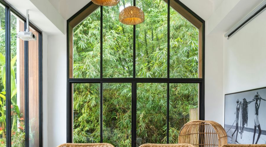 Großes Fenster mit Blick ins Grüne