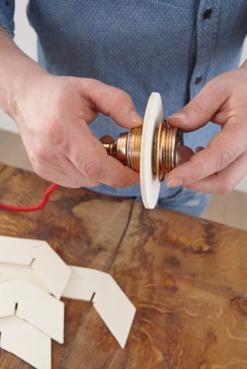 Designerlampe Fassung einsetzen