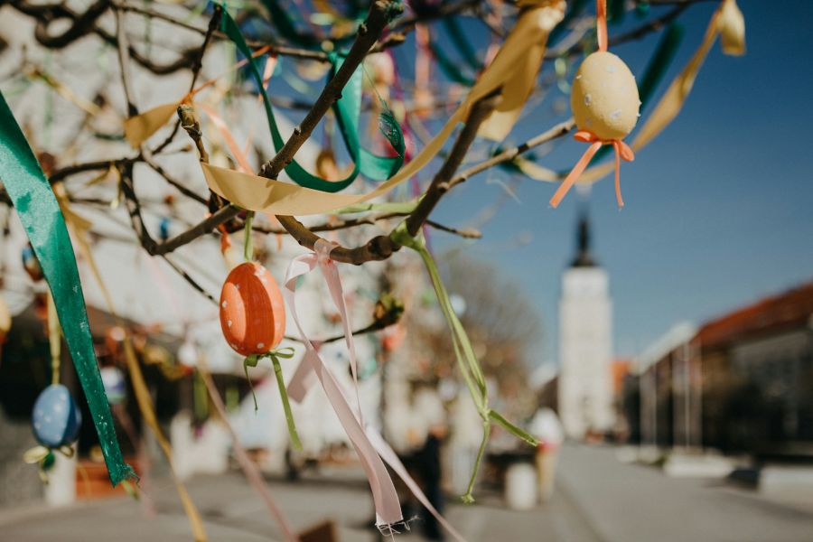 Osterdeko mit Eiern und Schleifen