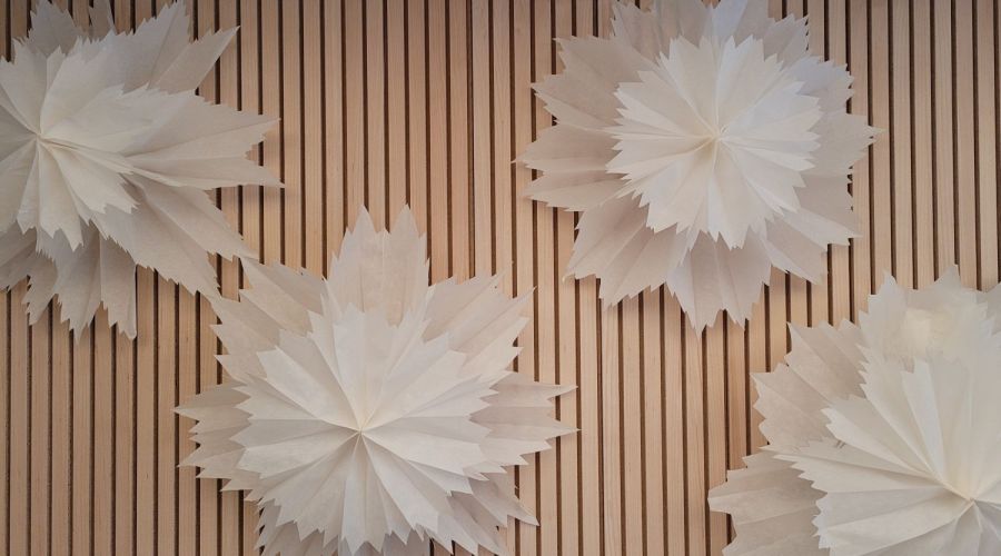 Papiersterne aus Brottüten basteln Anleitung