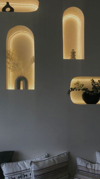 Drei Wandnischen werden mit LEDs beleuchtet