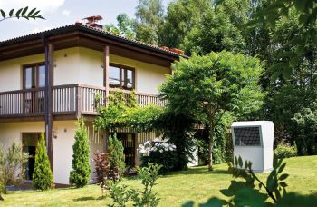 Wärmepumpe im Garten auf Rasen