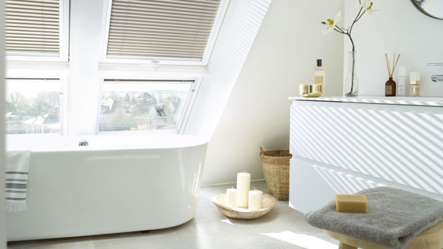 Lichtdurchflutetes, weißes Badezimmer
