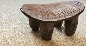 Marmorkiesel mit kleinem Hocker aus Holz