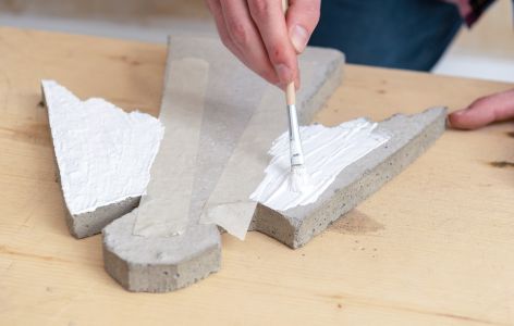 Betonengel wird bemalt