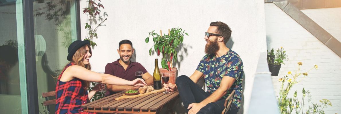 Freunde sitzen auf dem Balkon zusammen