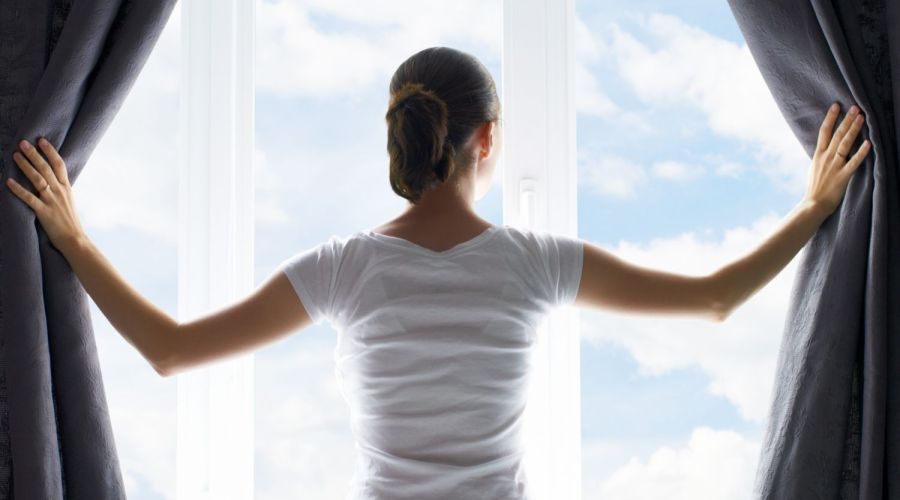 Frau blickt aus dem Fenster