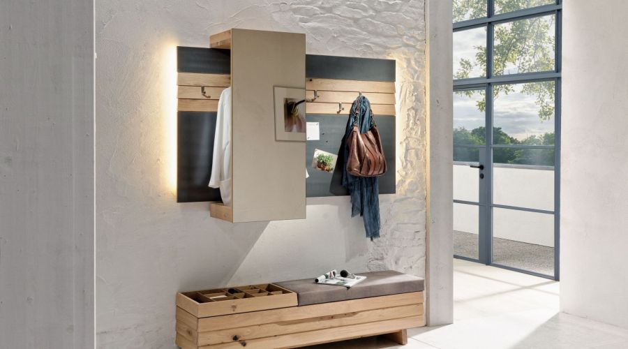 Platzsparende Garderobe aus Holz