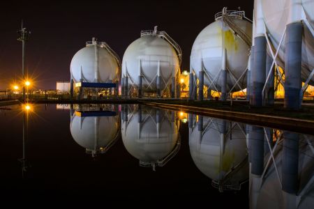 Gastanks auf einem LNG-Terminal