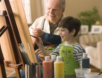 Kinder beschäftigen im Haus: Gemeinsam kreativ sein