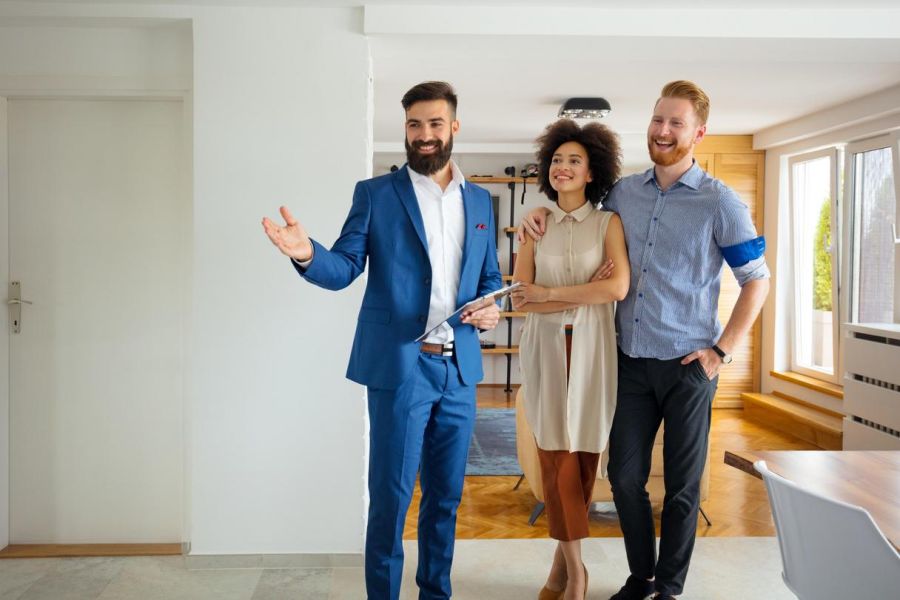 Wohnungsbesichtigung und Gespräch mit dem Makler