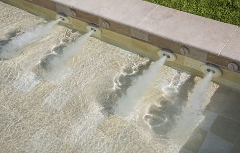 Pooldüsen im flachen Pool