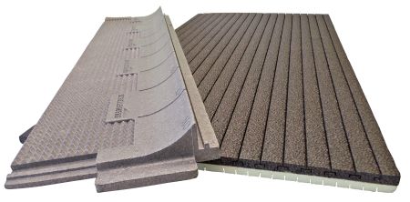 Ein zweiteiliges Dämm-Set für Rollladenkästen liegt auf weißem Hintergrund. Es besteht aus einer flexiblen, gerillten Dämmmatte und einem starren Dämmkeil, die durch ein Nut-und-Feder-System verbunden werden können.
