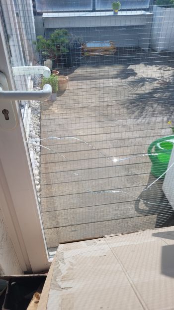 gesprunge Glasscheibe einer Terrassentür